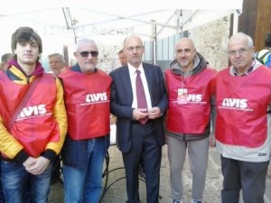 Riccardo Carli volontario SCN Il Presidente Mauro Franceschi Il Sindaco Marcello Giuntini I Volontari Andrea Cerchiai e Bruno Tarquini